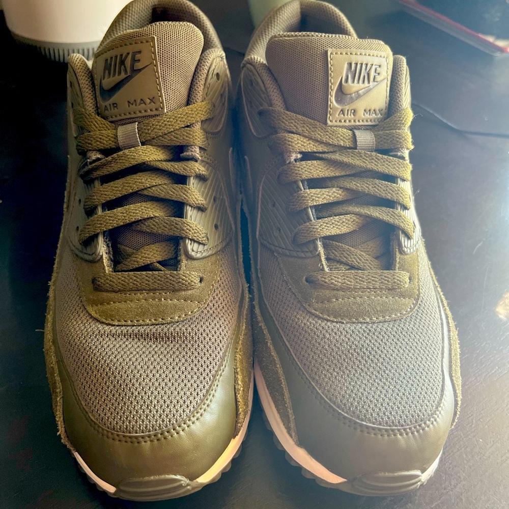 NEW (only been worn once) Nike AirMax 90-Olive-10.5